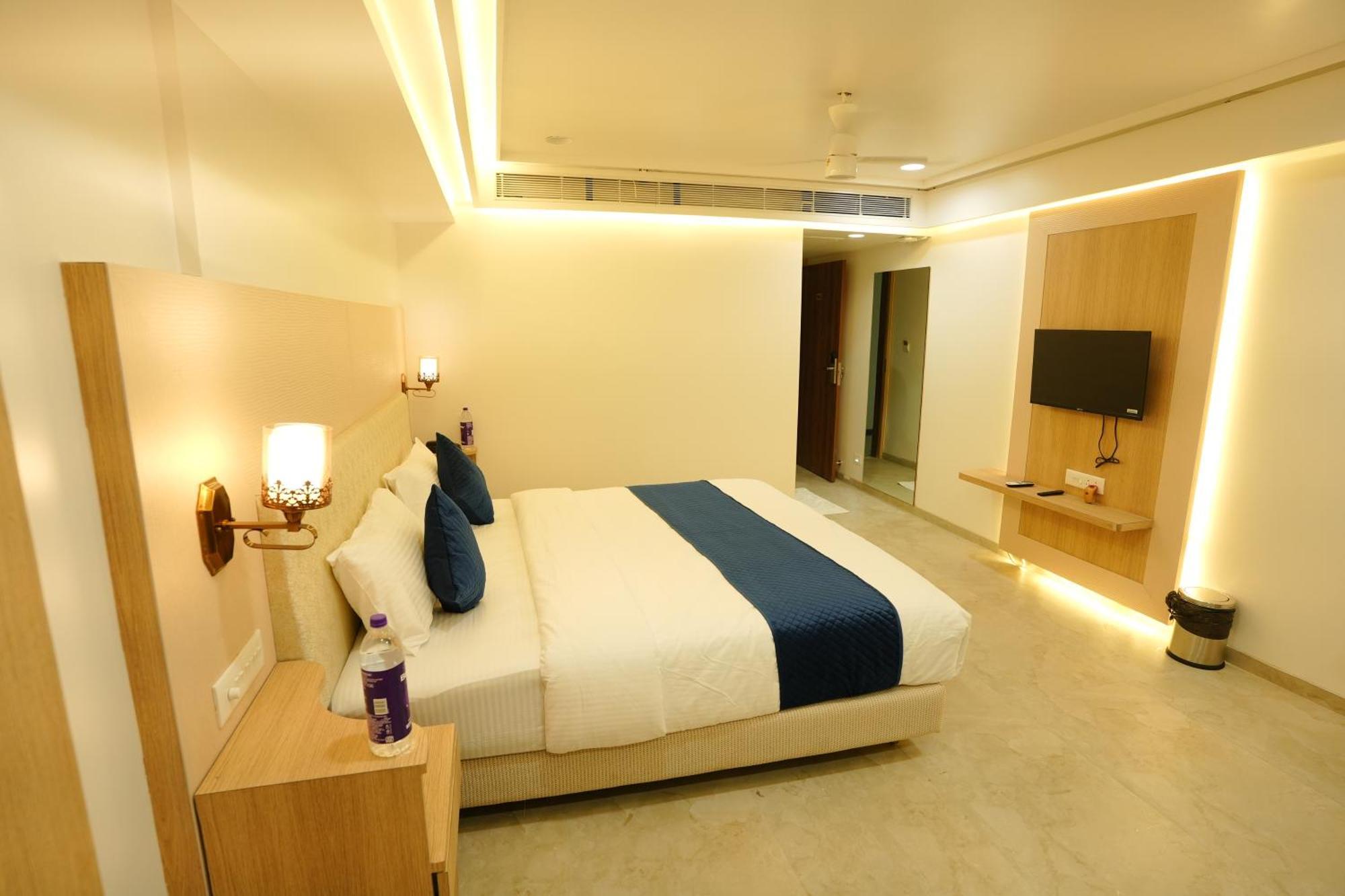 Hotel 6 Seasons, Koregoan Park, Pune Exterior photo