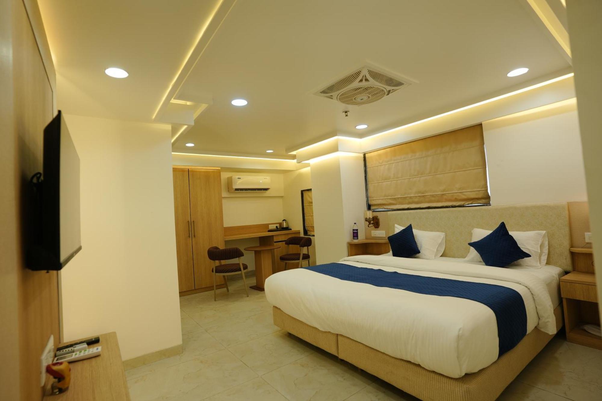 Hotel 6 Seasons, Koregoan Park, Pune Exterior photo