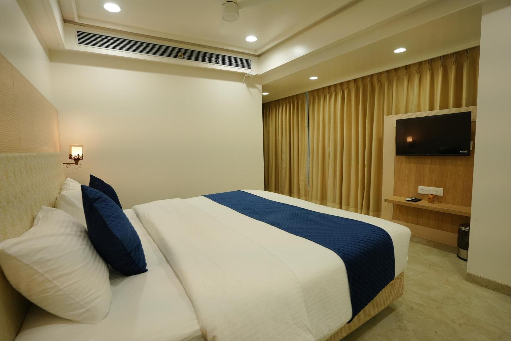 Hotel 6 Seasons, Koregoan Park, Pune Exterior photo