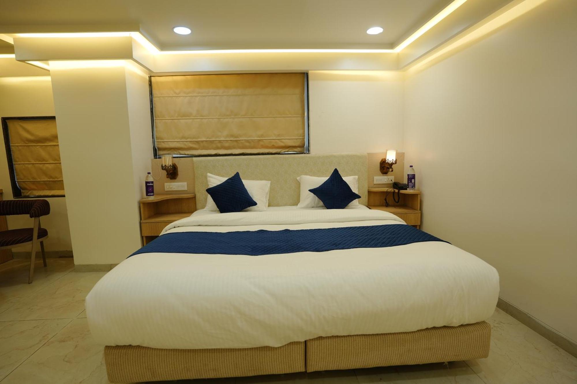 Hotel 6 Seasons, Koregoan Park, Pune Exterior photo