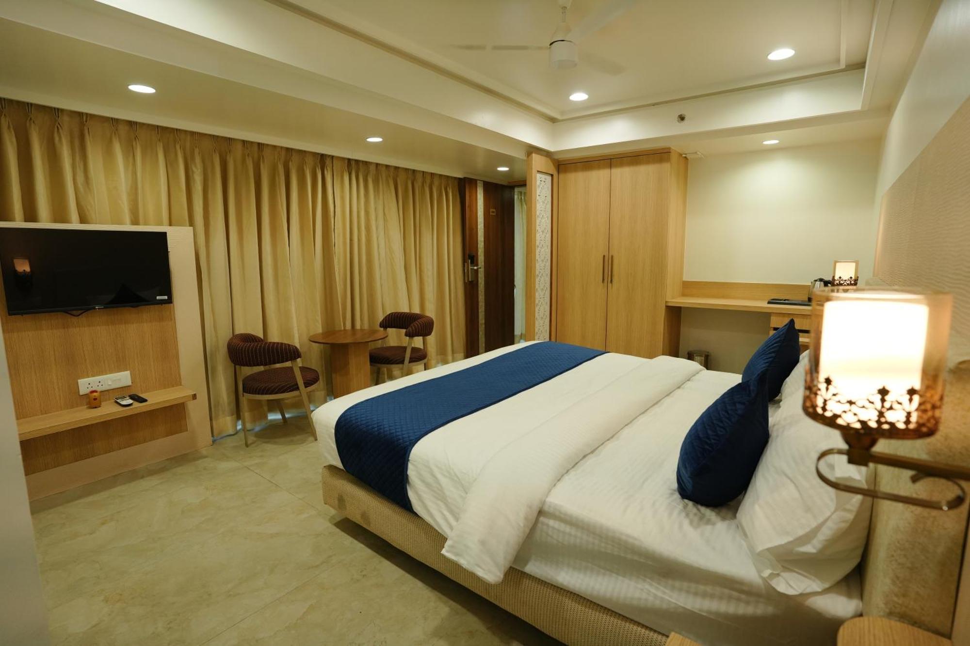 Hotel 6 Seasons, Koregoan Park, Pune Exterior photo