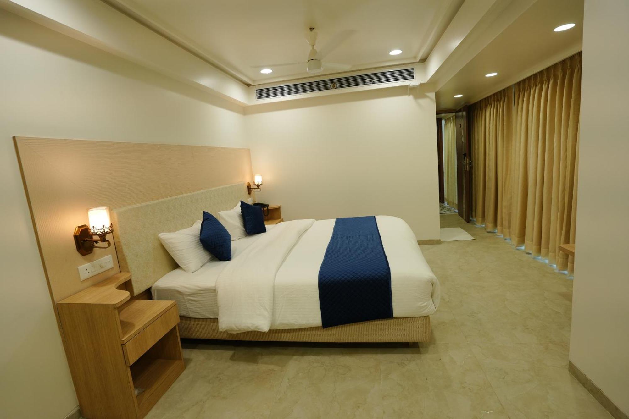 Hotel 6 Seasons, Koregoan Park, Pune Exterior photo
