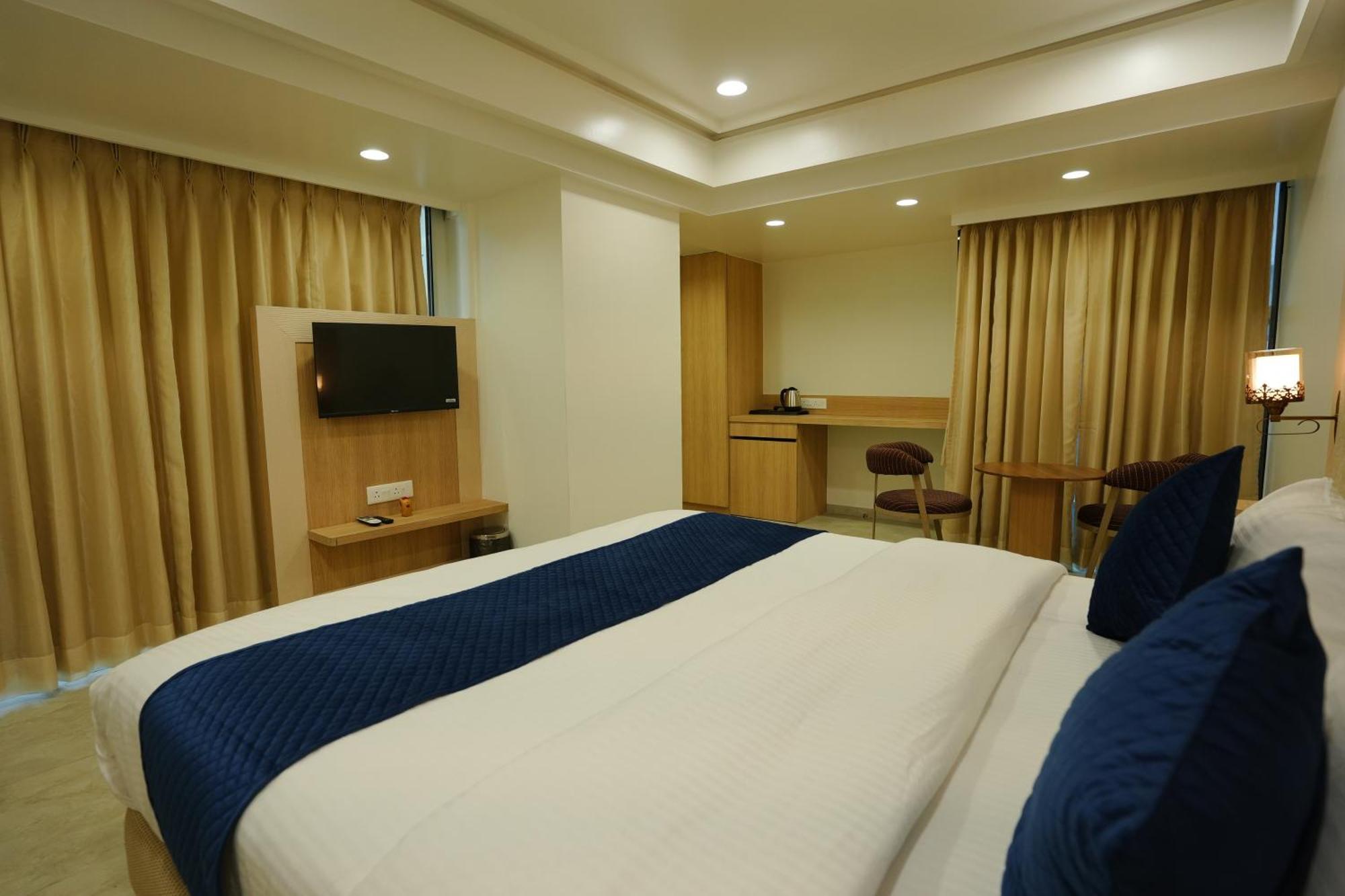 Hotel 6 Seasons, Koregoan Park, Pune Exterior photo