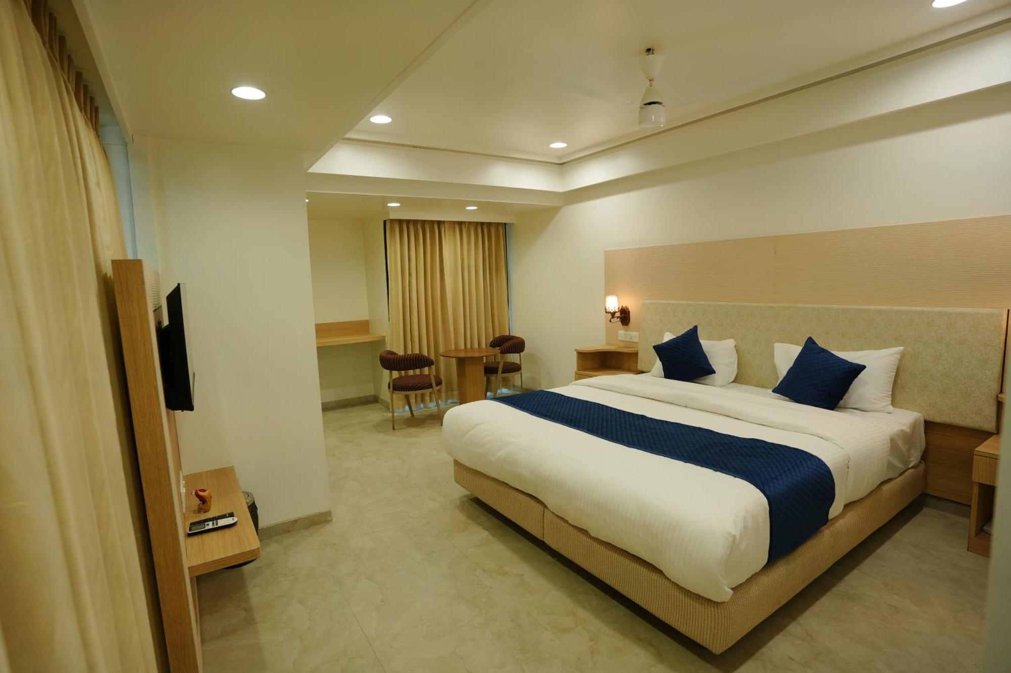 Hotel 6 Seasons, Koregoan Park, Pune Exterior photo