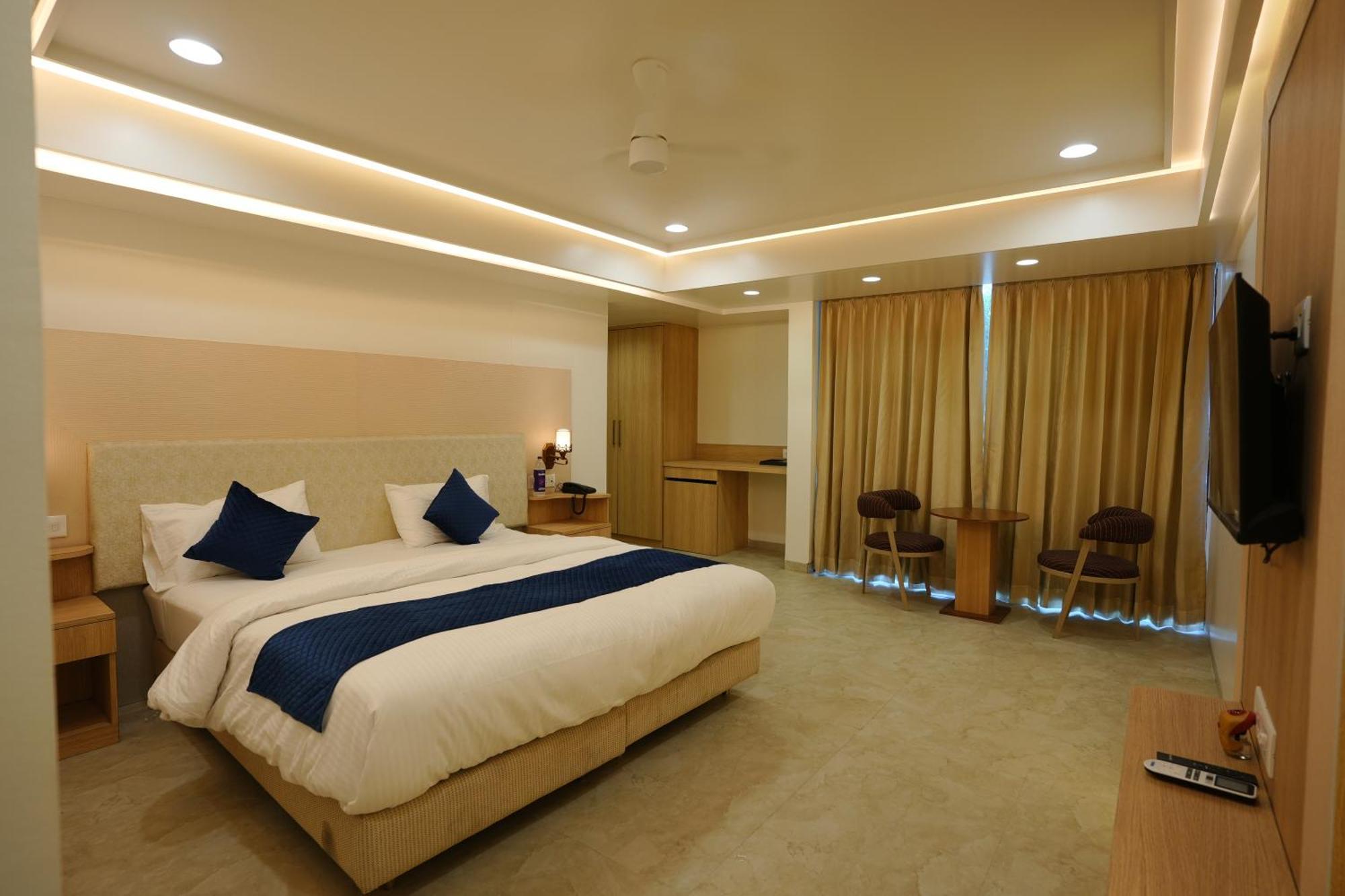 Hotel 6 Seasons, Koregoan Park, Pune Exterior photo