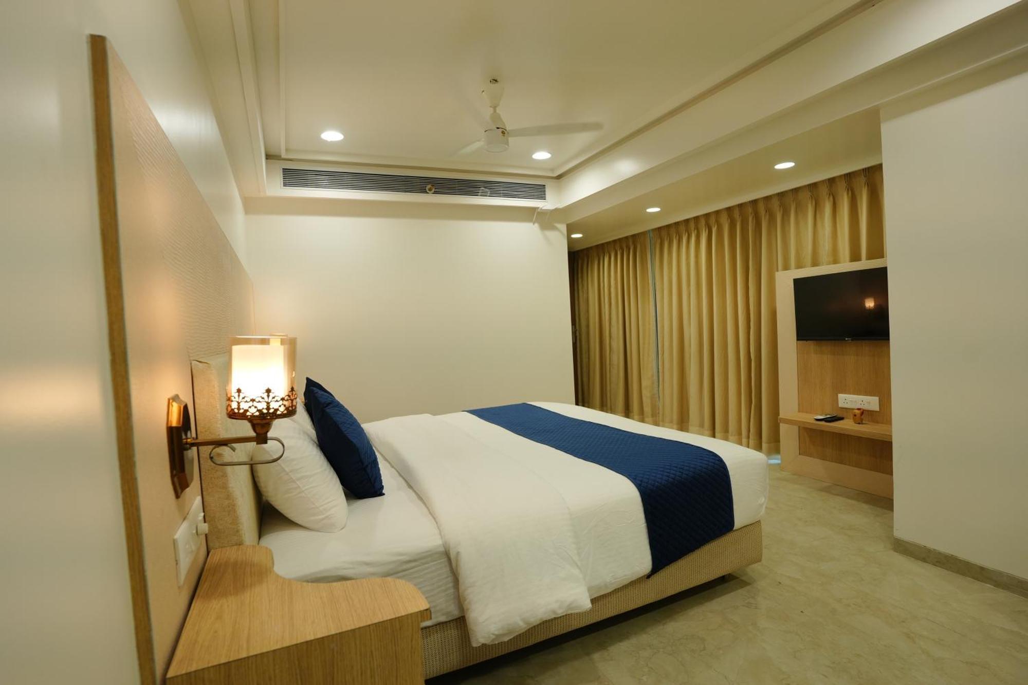 Hotel 6 Seasons, Koregoan Park, Pune Exterior photo