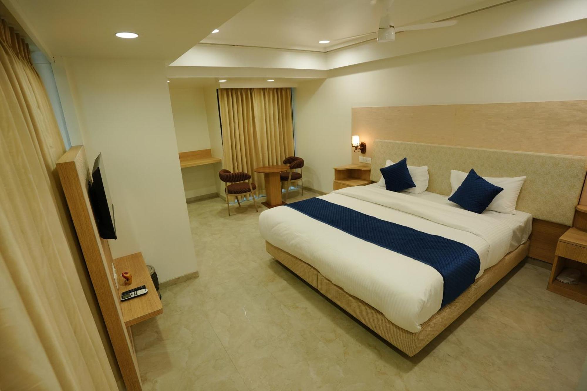 Hotel 6 Seasons, Koregoan Park, Pune Exterior photo