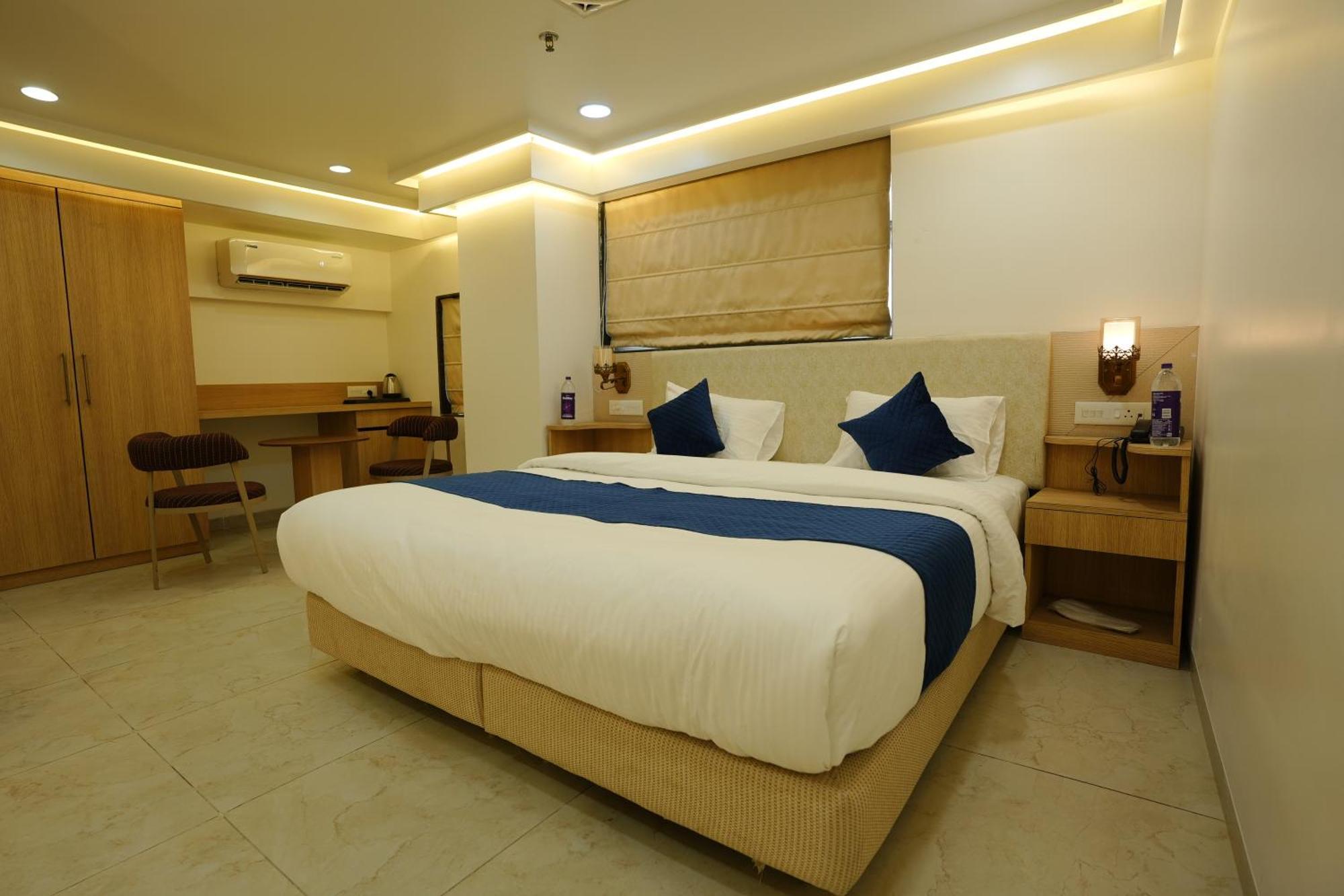 Hotel 6 Seasons, Koregoan Park, Pune Exterior photo